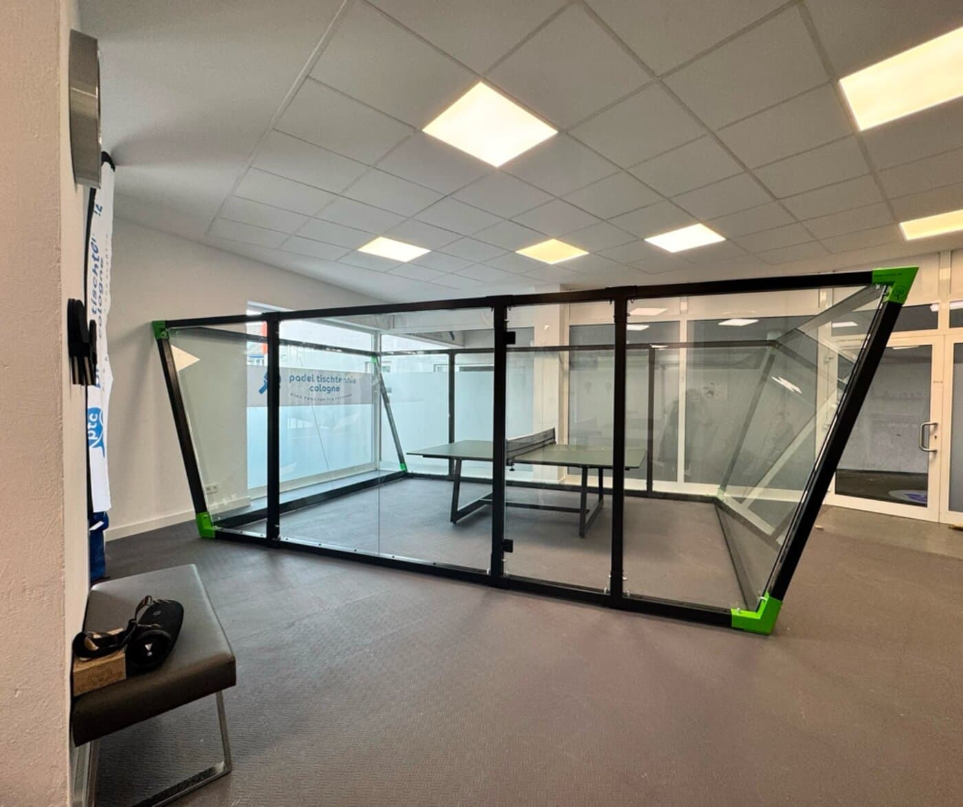 Der Padel-Tischtennis-Glas-Court von ptc in Köln-Nippes