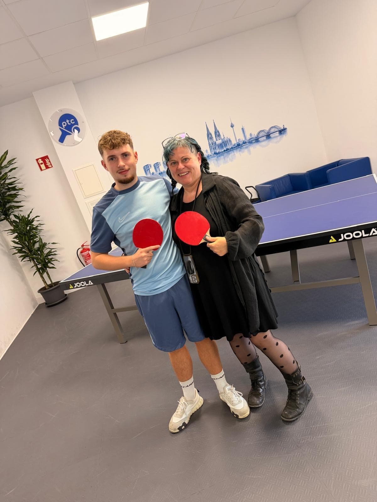 Emil und Sam mit Tischtennisschlägern in der ptc Halle