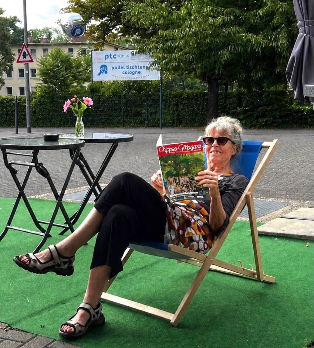Sam im ptc-Liegestuhl vor dem Kiosk mit dem Nippes-Magazin