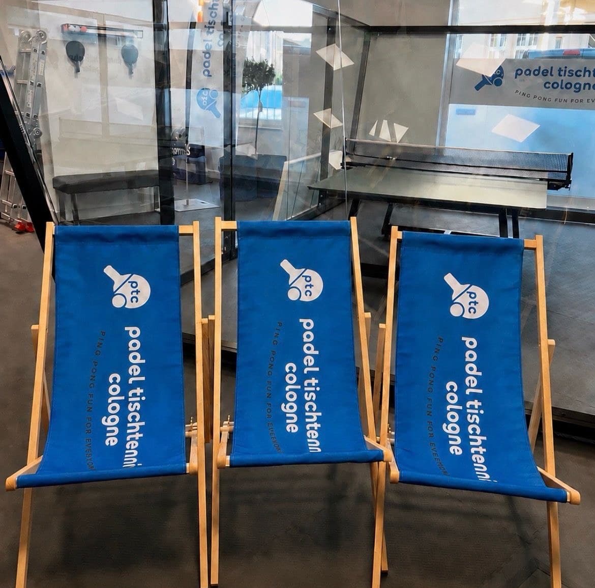 ptc Liegestühle vor dem Glas-Court in Köln-Nippes